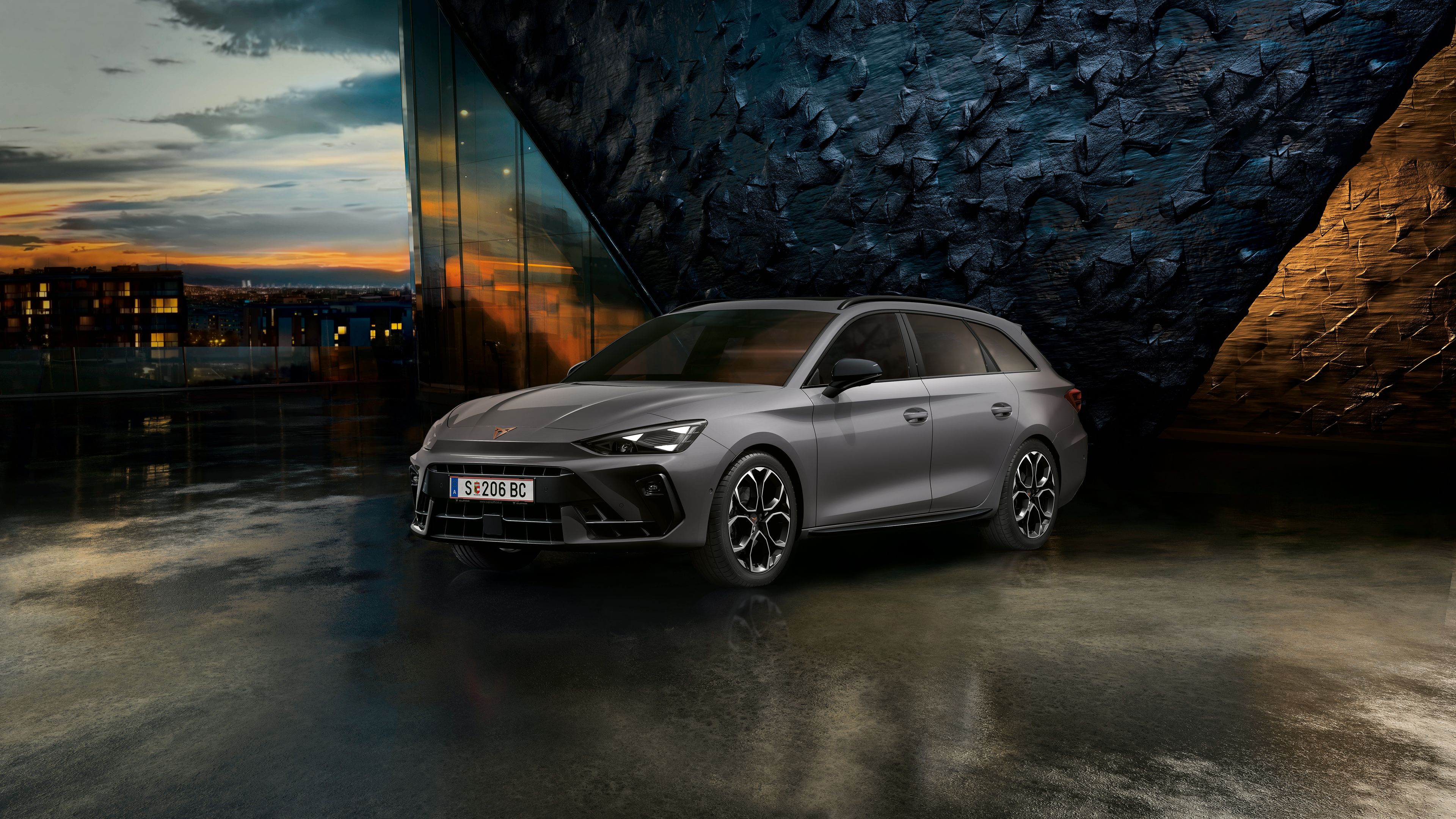 CUPRA Leon Kombi vor einer Steinwand bei Sonnenuntergang