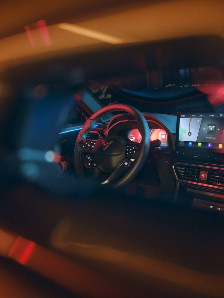 CUPRA Formentor Rückspiegel in welchem das Lenkrad zu sehen ist