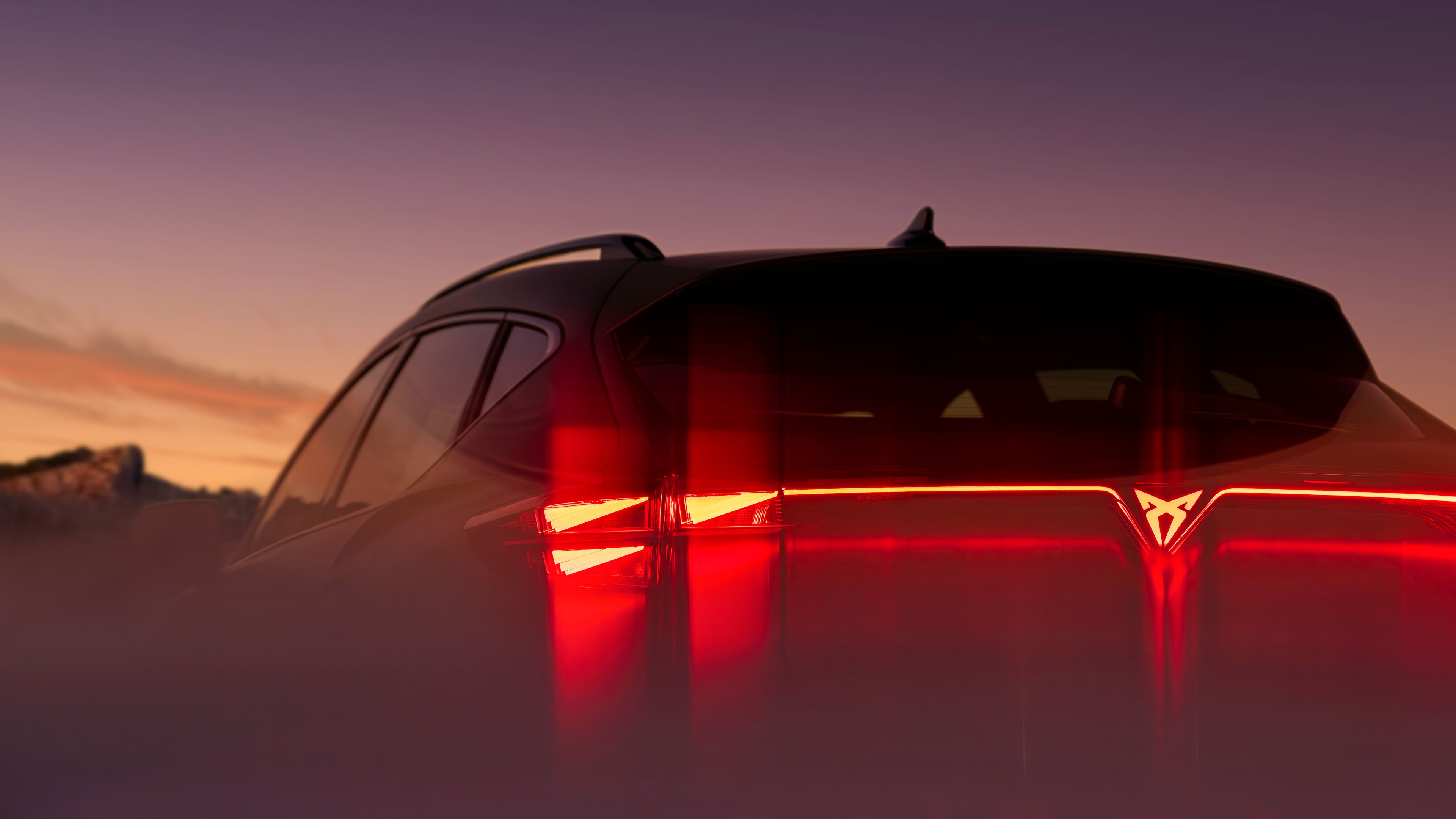 CUPRA Modell Heckansicht beleuchtet