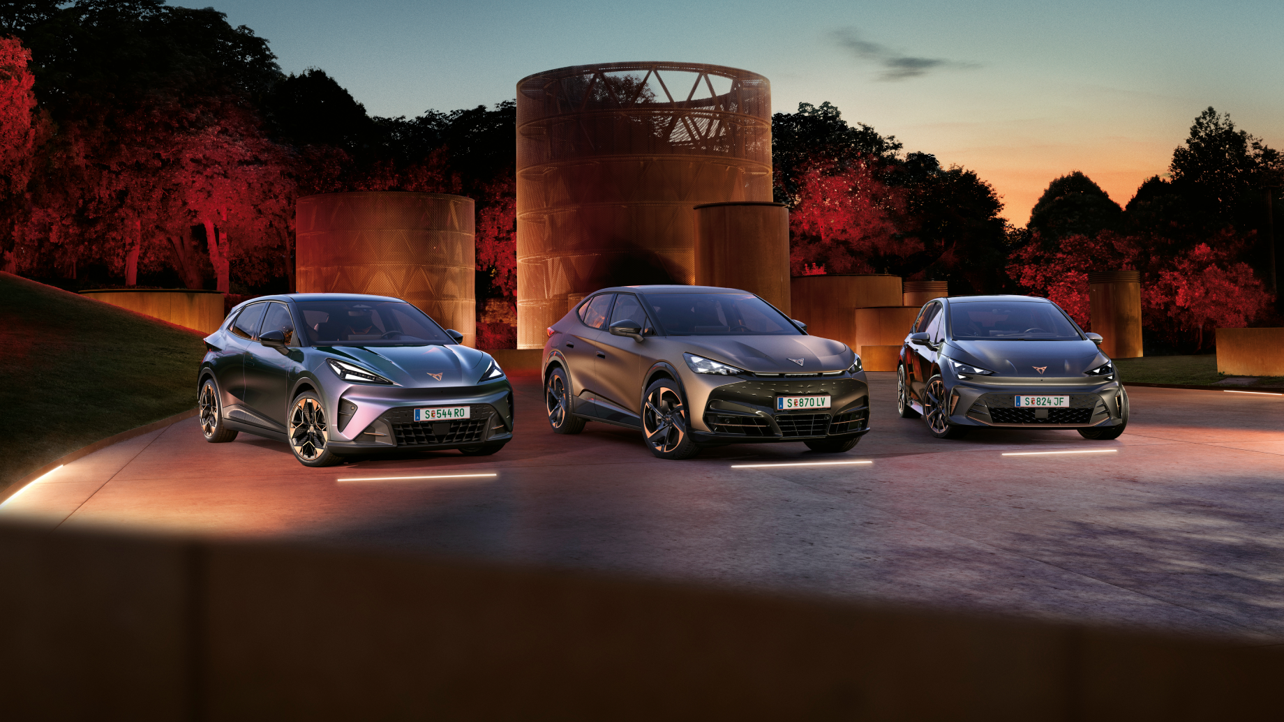 Die CUPRA Elektroautos nebeneinander geparkt: Raval, Tavascan und der neue Born