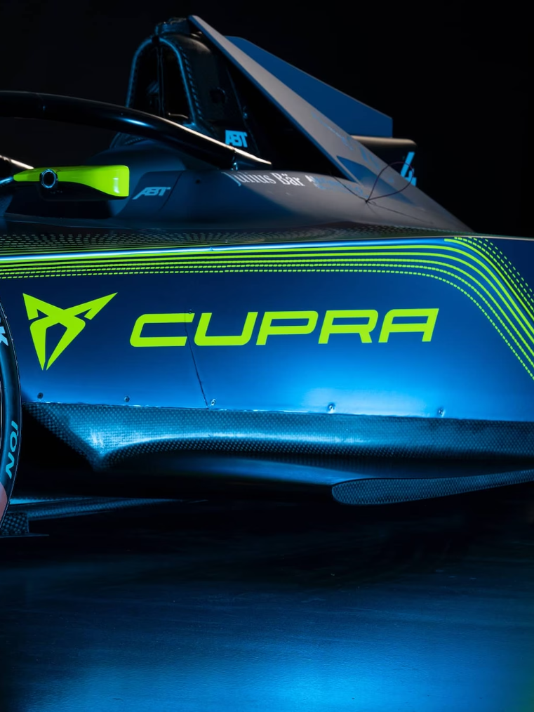 Ein e-Racer des CUPRA Formel-E-Teams in knalligen Farben.