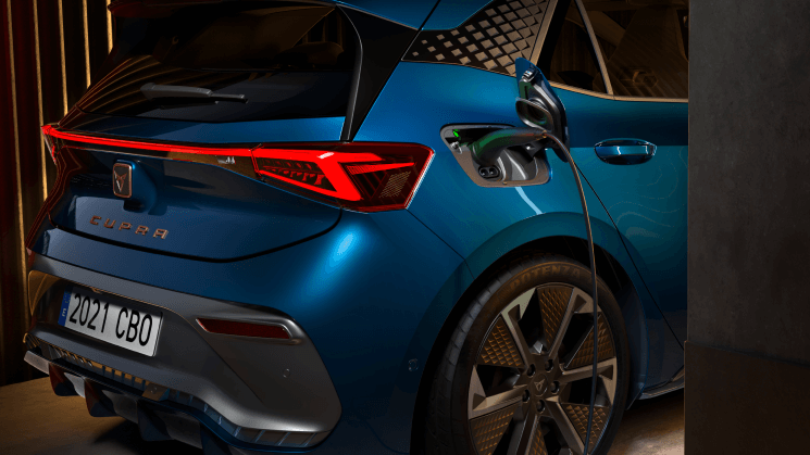 CUPRA Born beim Laden.