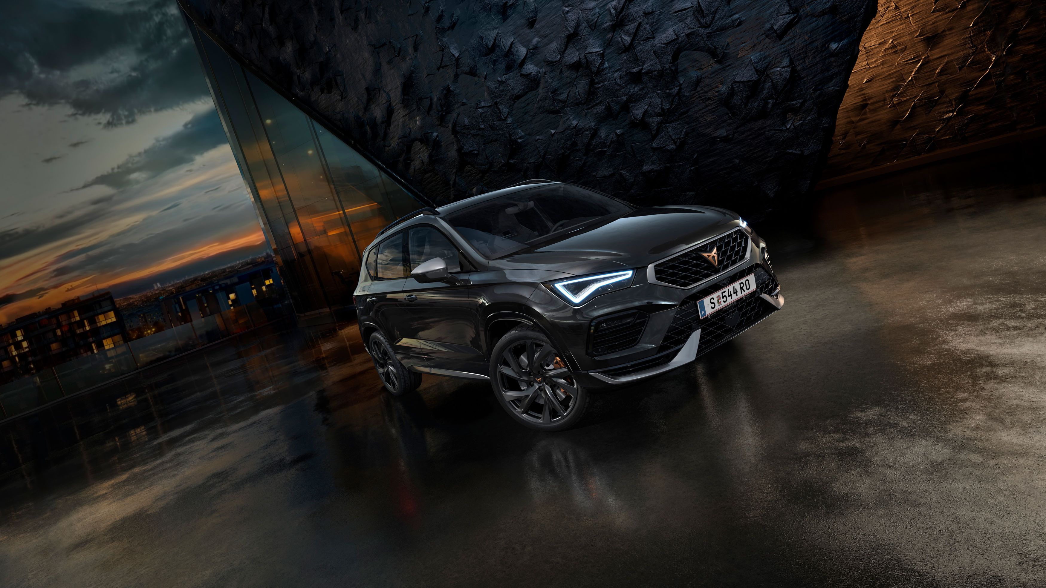 Seitenansicht von oben des CUPRA Ateca der Black Pack Edition, mit einem kraftvollen und markanten Design, bereit für alles.
