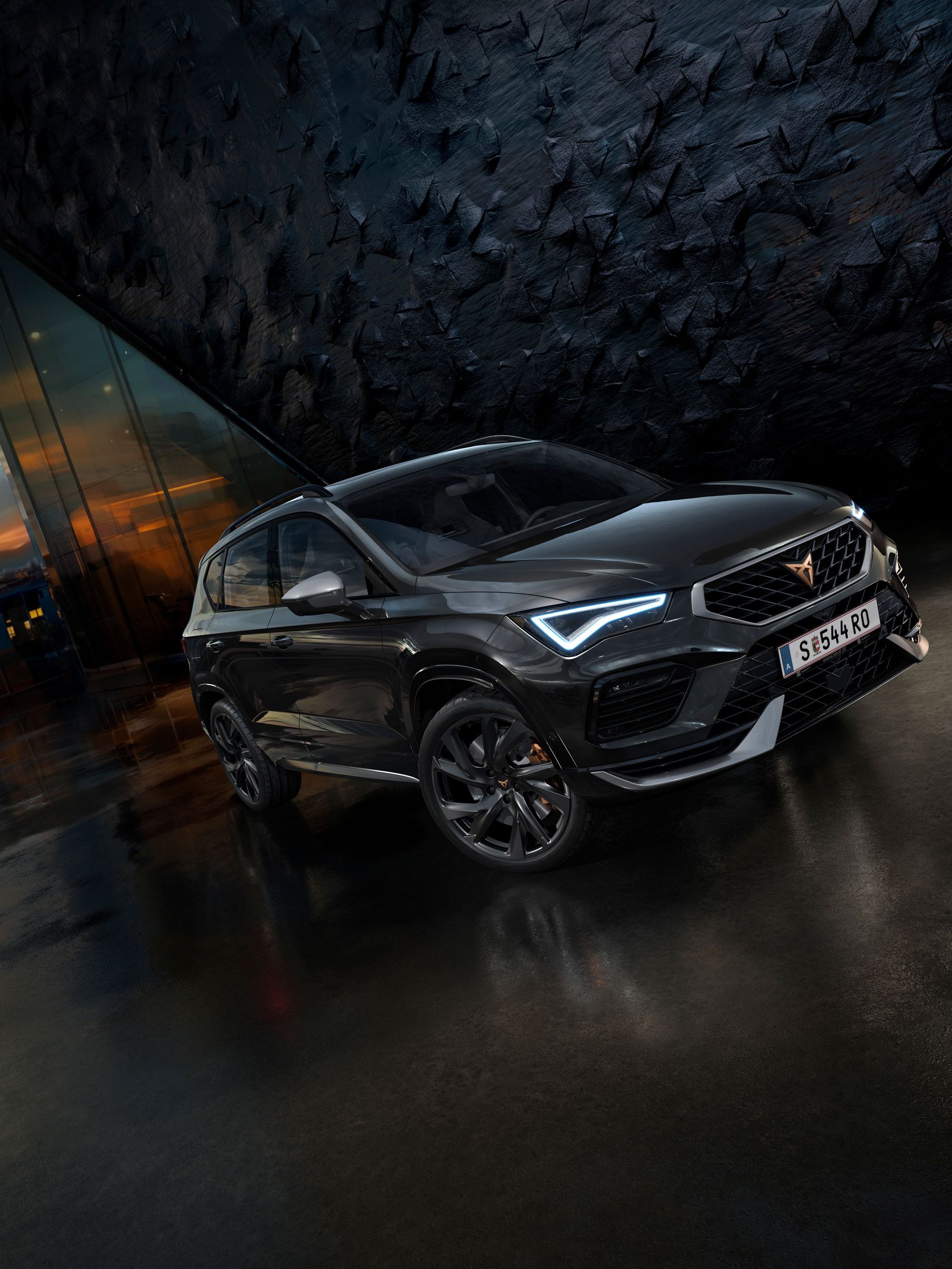 Seitenansicht von oben des CUPRA Ateca der Black Pack Edition, mit einem kraftvollen und markanten Design, bereit für alles.