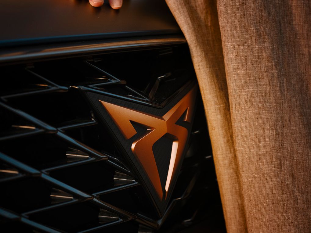 CUPRA Logo am Kühlergrill eines CUPRA Formentors