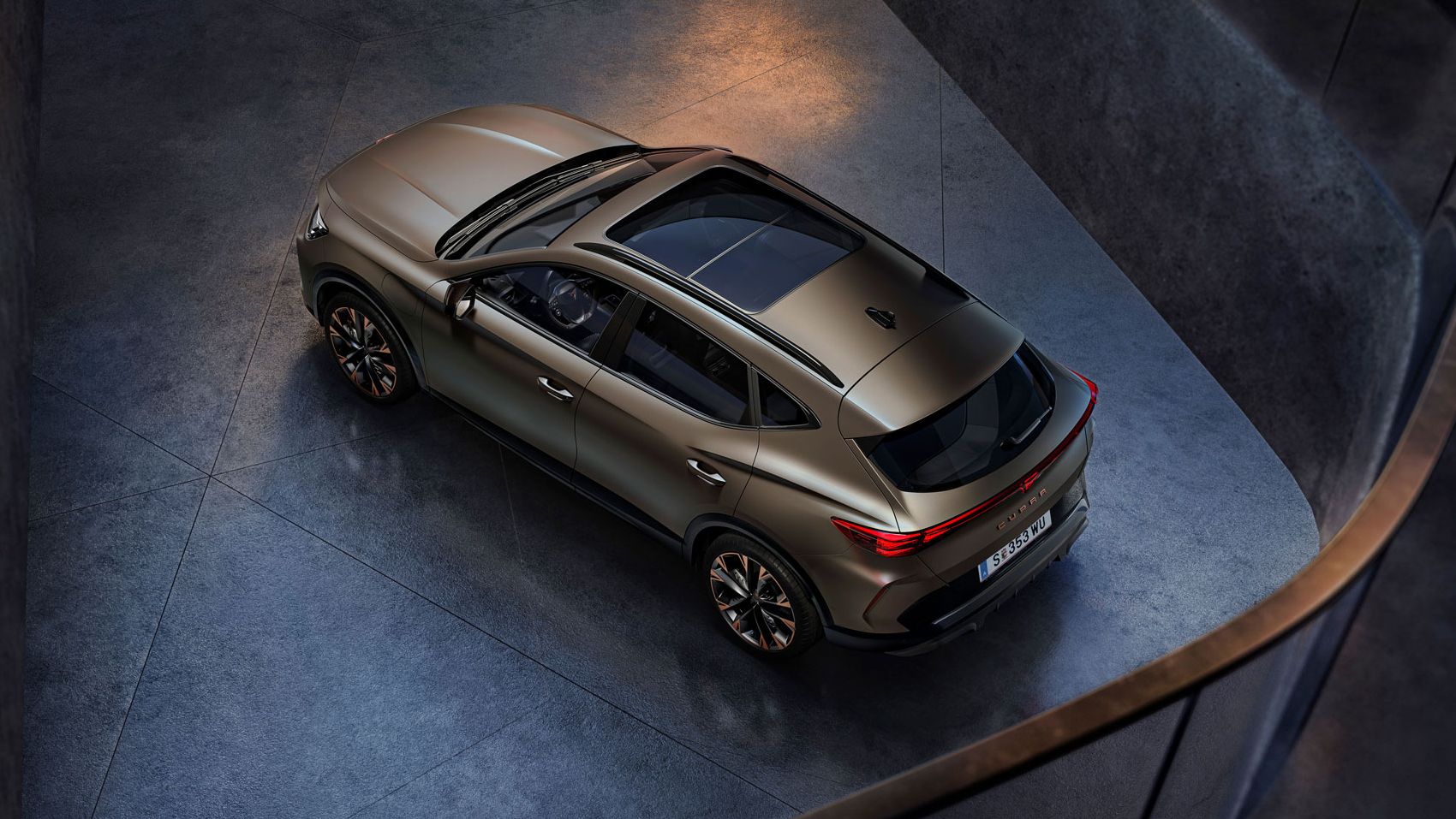 Blick von oben auf einen bronzefarbenen CUPRA Formentor in einem Parkhaus.
