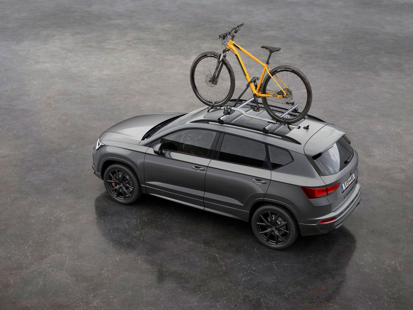  CUPRA Ateca mit Fahrradträger, auf dem ein gelbes Fahrrad montiert ist