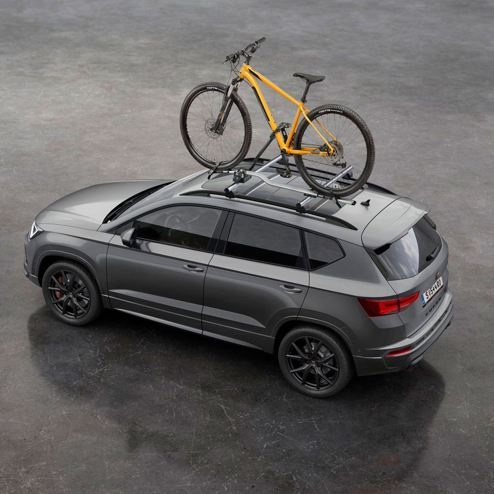 CUPRA Ateca mit Fahrradträger, auf dem ein gelbes Fahrrad montiert ist