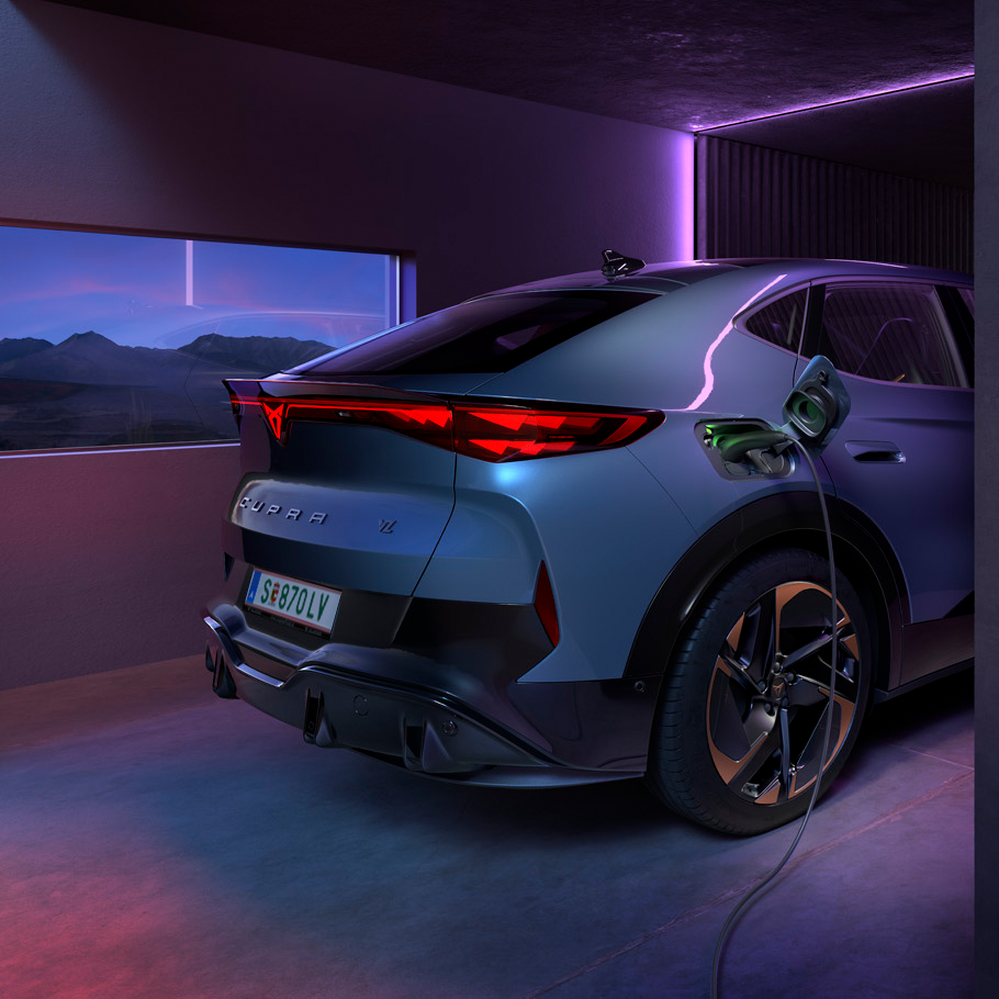 CUPRA Tavascan in der Garage beim Laden