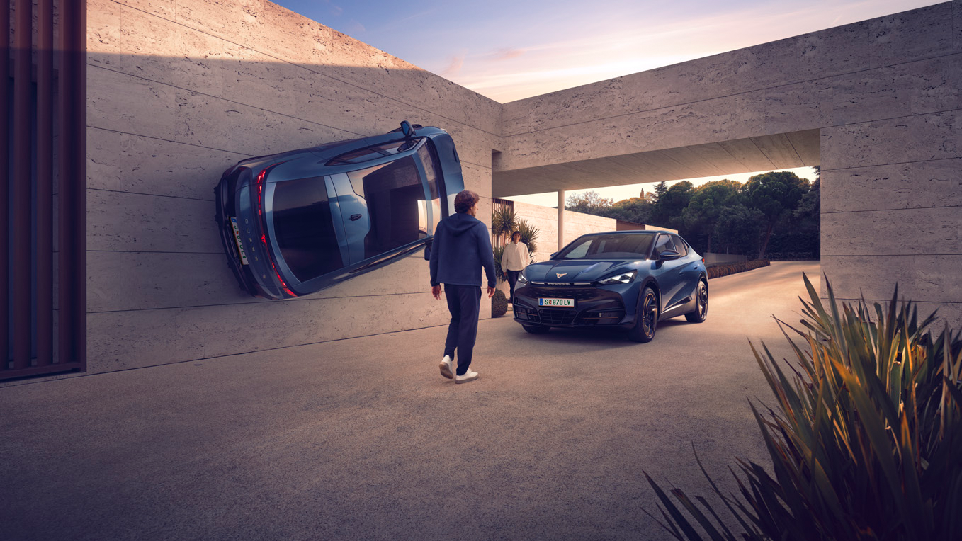 Fotocollage von zwei CUPRA Tavascan bei einem modernen Gebäude, mit einem der Fahrzeuge an der Wand und dem zweiten unter einer Durchfahrt. Zwei Männer bewegen sich zwischen den Fahrzeugen.