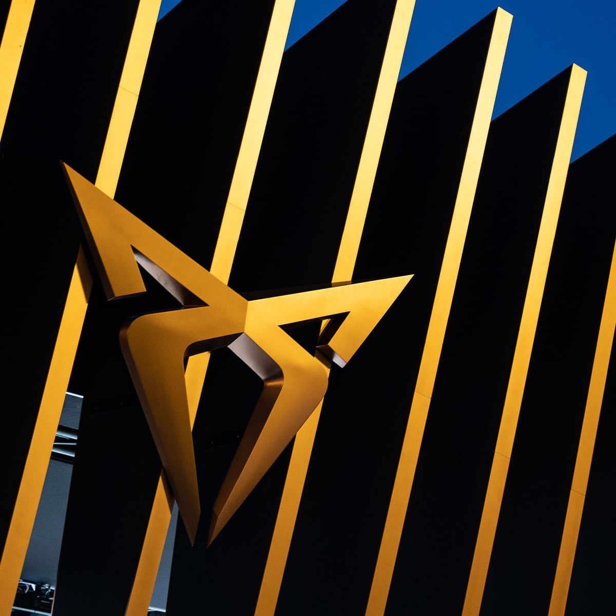 Das kupferfarbene CUPRA Logo.