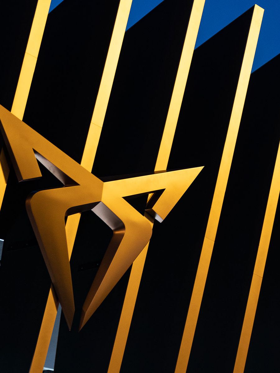 Das kupferfarbene CUPRA Logo.