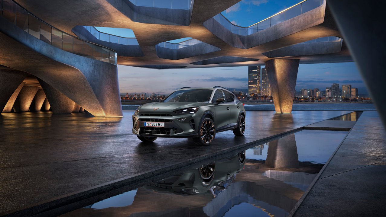 Formentor auf Parkdeck mit Stadt im Hintergrund