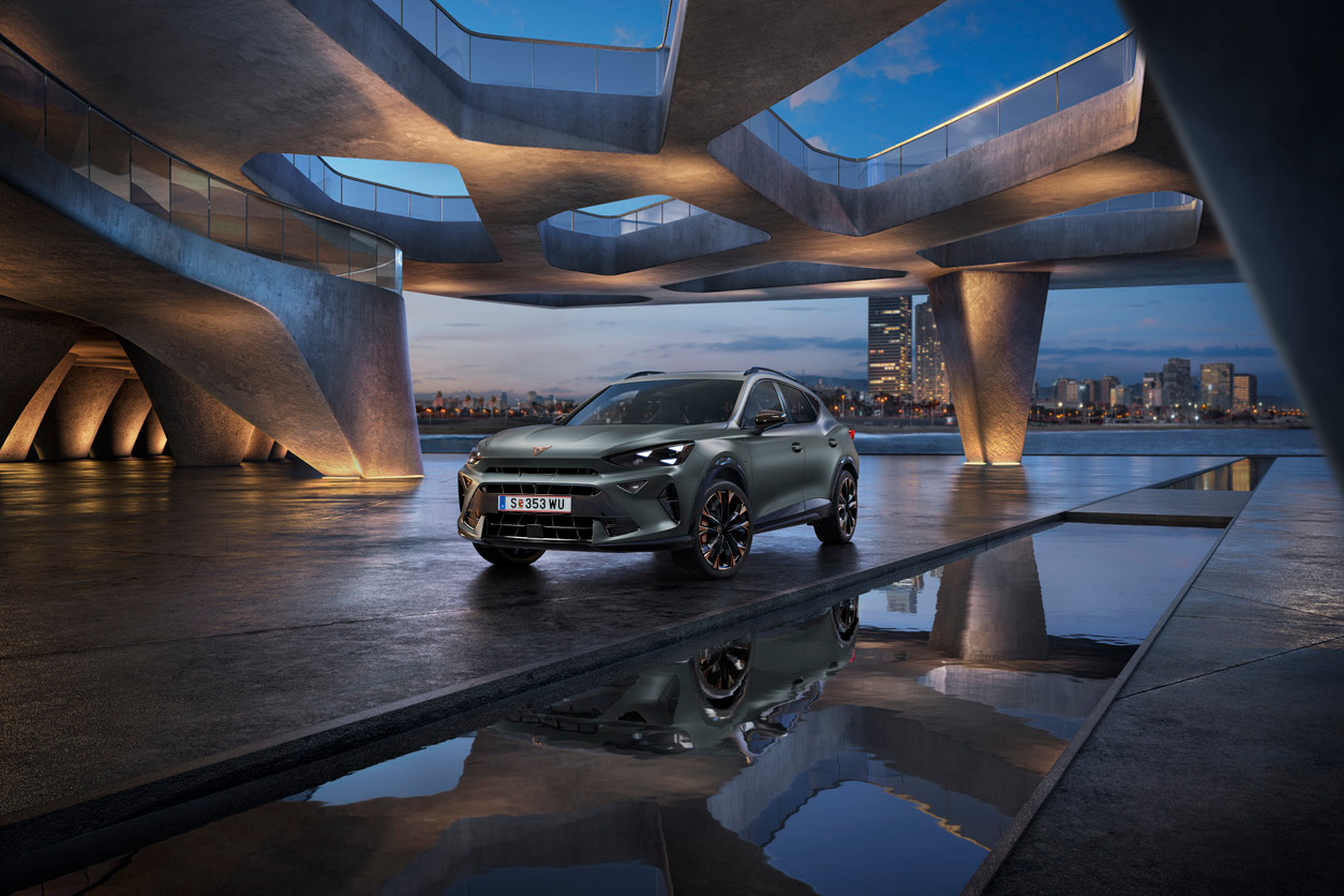 Formentor auf Parkdeck mit Stadt im Hintergrund