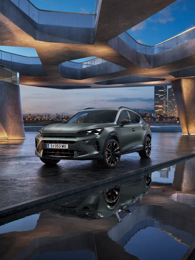 Formentor auf Parkdeck mit Stadt im Hintergrund