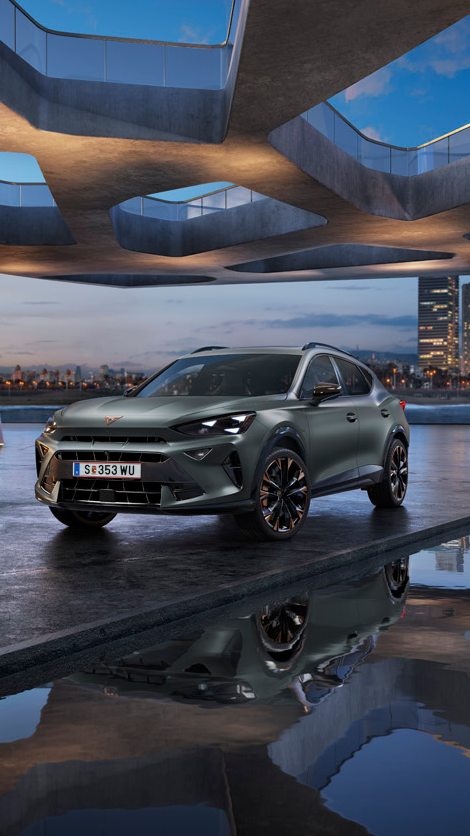 Formentor auf Parkdeck mit Stadt im Hintergrund