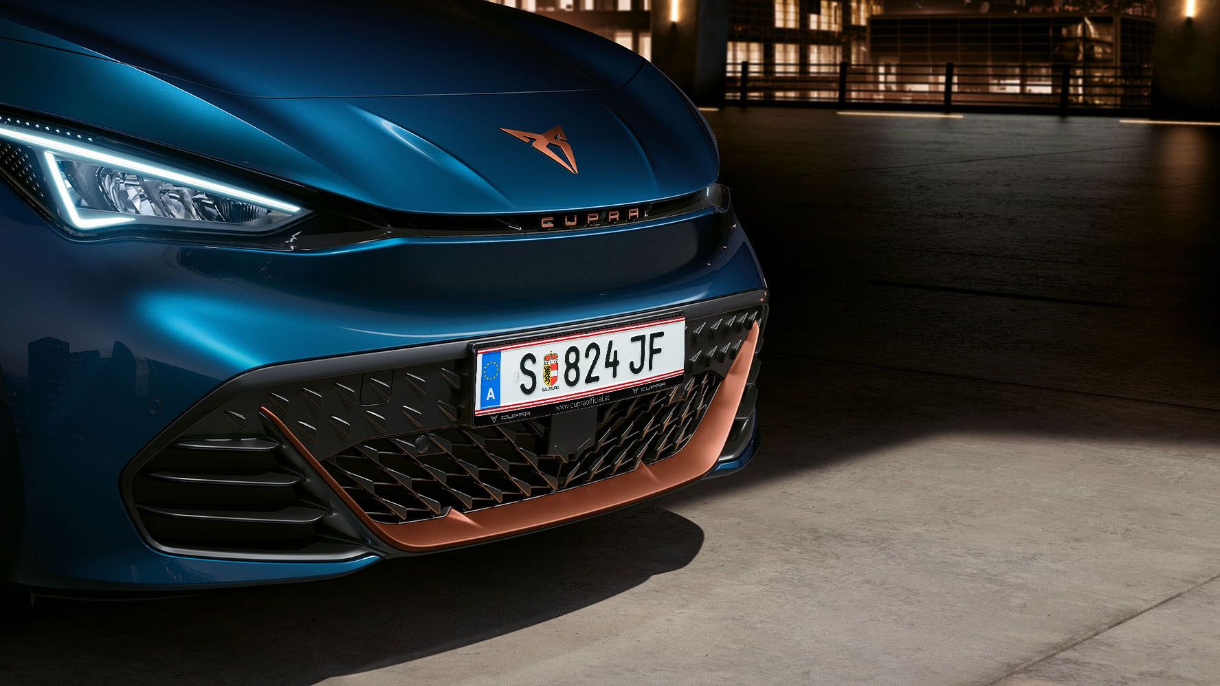 Fokus auf die Kühlerhaube und Reifen eines blauen CUPRA Born.