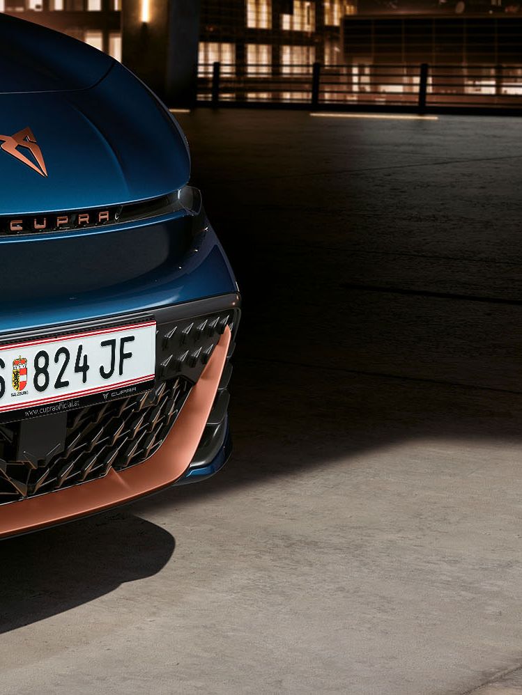 Fokus auf die Kühlerhaube und Reifen eines blauen CUPRA Born.