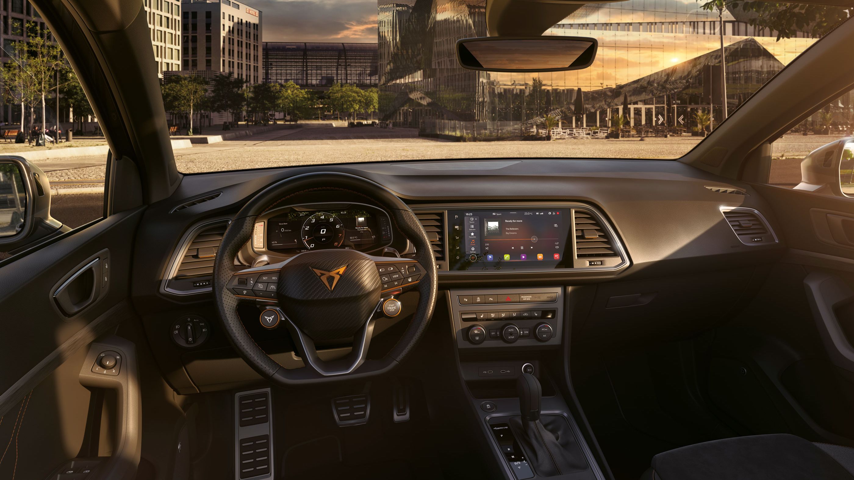 Innenansicht des CUPRA Ateca SUV, zeigt das Lenkrad mit Satelliten-Tasten für den Motorstart und die Fahrprofilauswahl. Schaltwippen hinter dem Lenkrad ermöglichen komfortables Schalten.