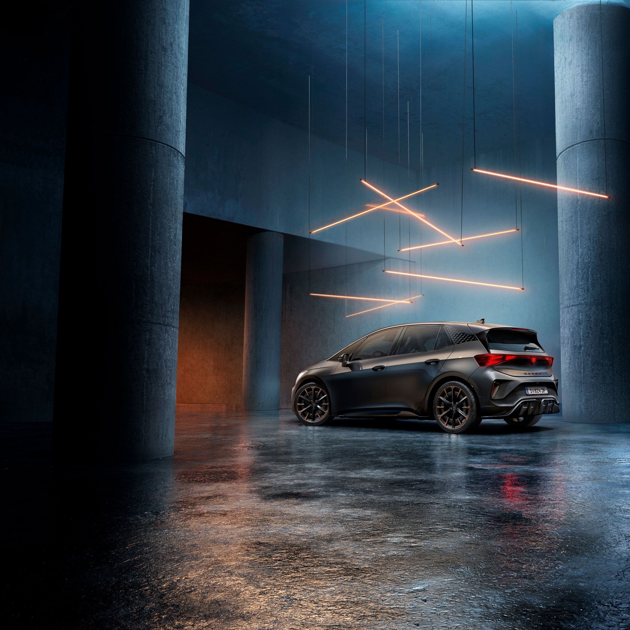 Ein CUPRA Born steht in einem stilvoll beleuchteten, industriellen Raum mit Betonwänden und -säulen. Von der Decke hängen mehrere lineare Lichtquellen, die ein elegantes Ambiente schaffen. Das Fahrzeug ist rückseitig zu sehen und reflektiert das Licht auf dem glänzenden Boden.