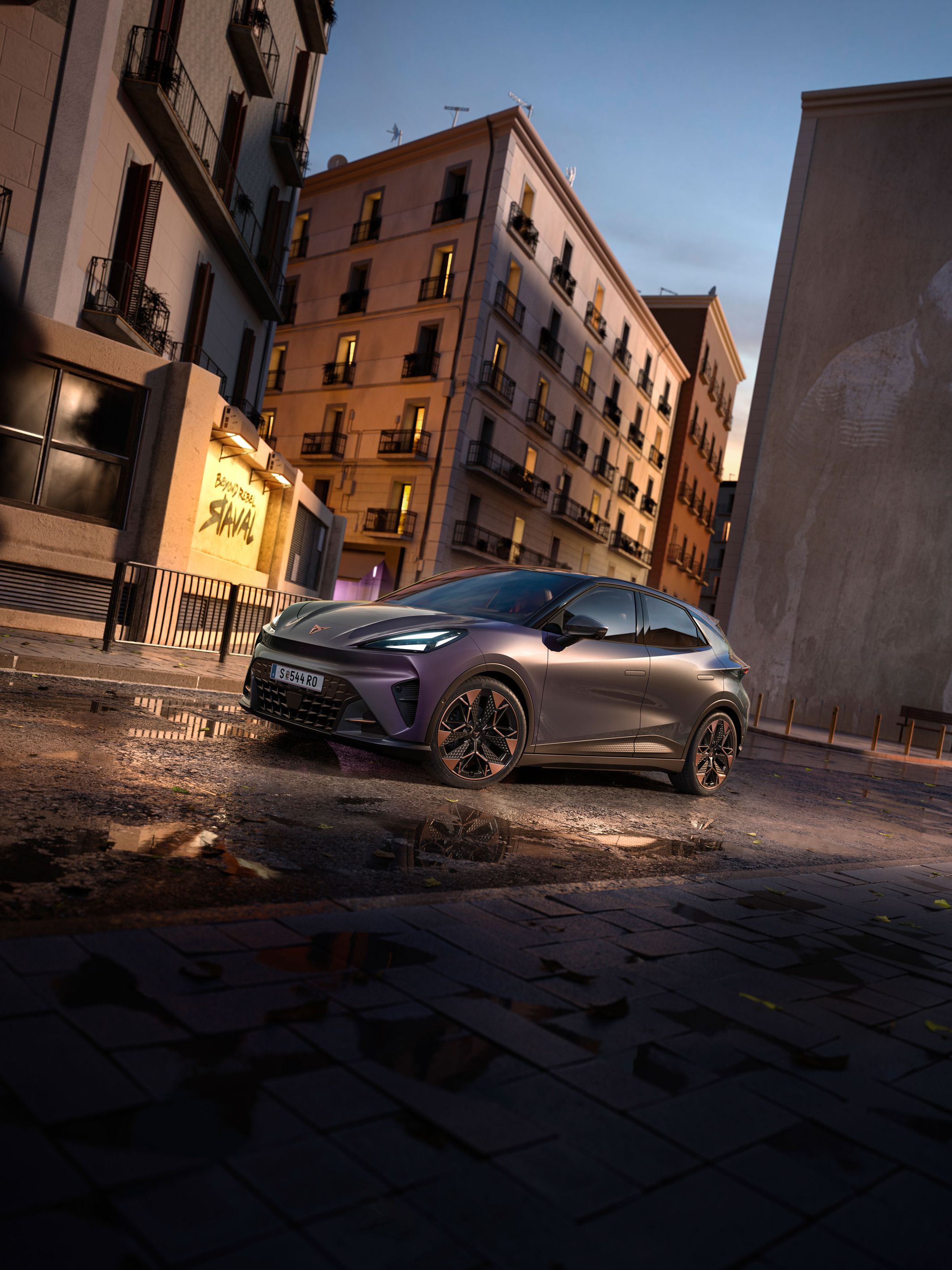 CUPRA Raval VZ in Plasma steht auf einer Straße in urbaner Umgebung