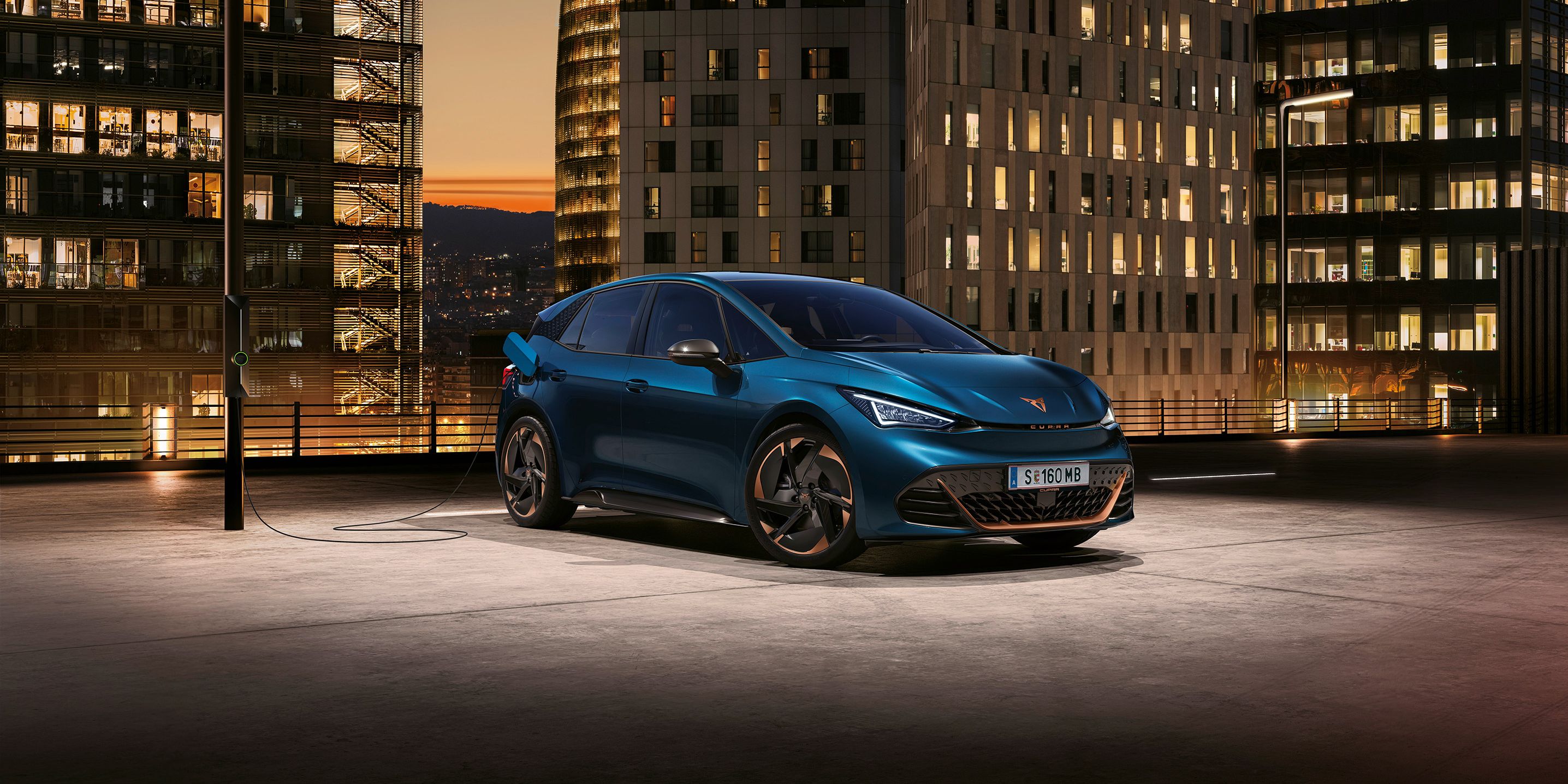 Ein CUPRA Born an einer Ladesäule auf dem Dach von einem Parkhaus.