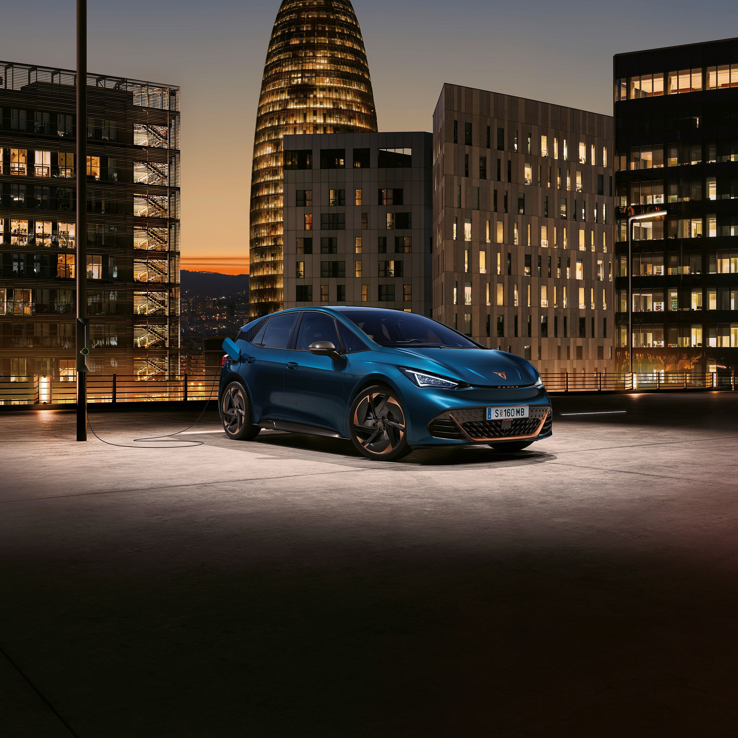 Ein CUPRA Born an einer Ladesäule auf dem Dach von einem Parkhaus.