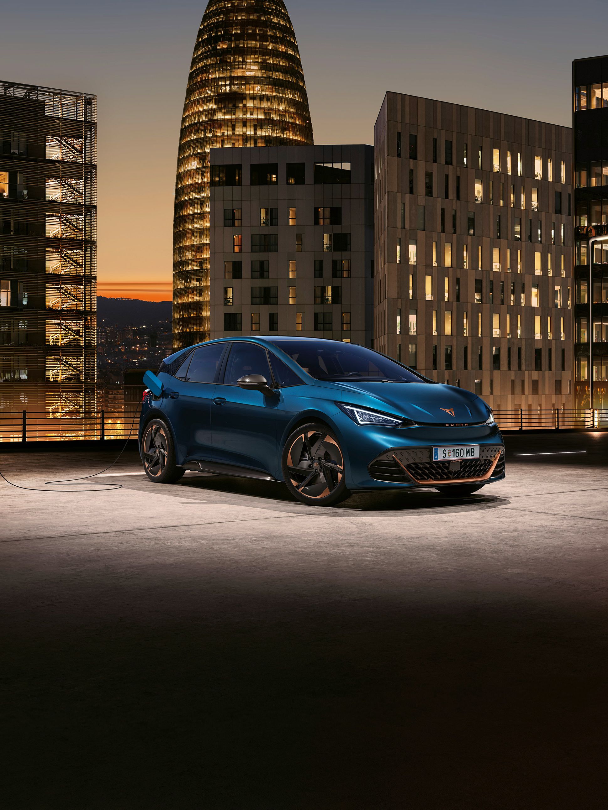 Ein CUPRA Born an einer Ladesäule auf dem Dach von einem Parkhaus.