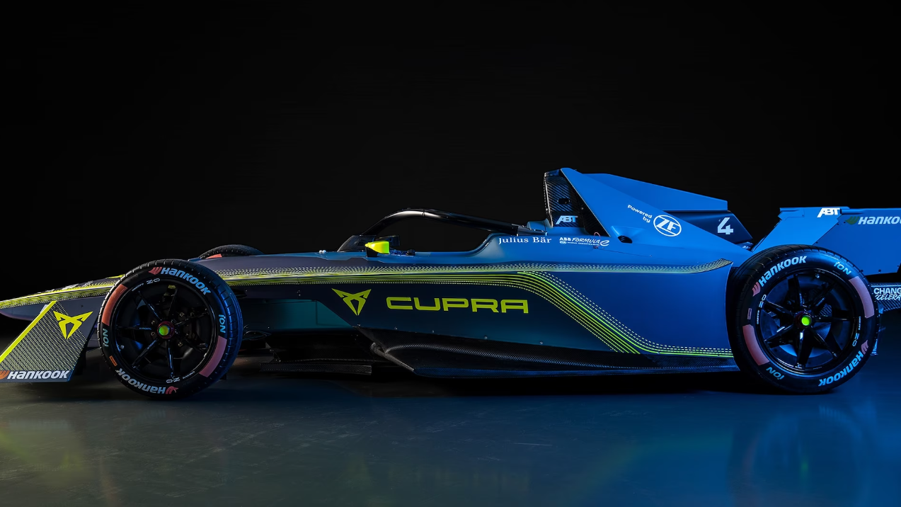 Seitenansicht eines CUPRA e-Racers in blau und neongelb.
