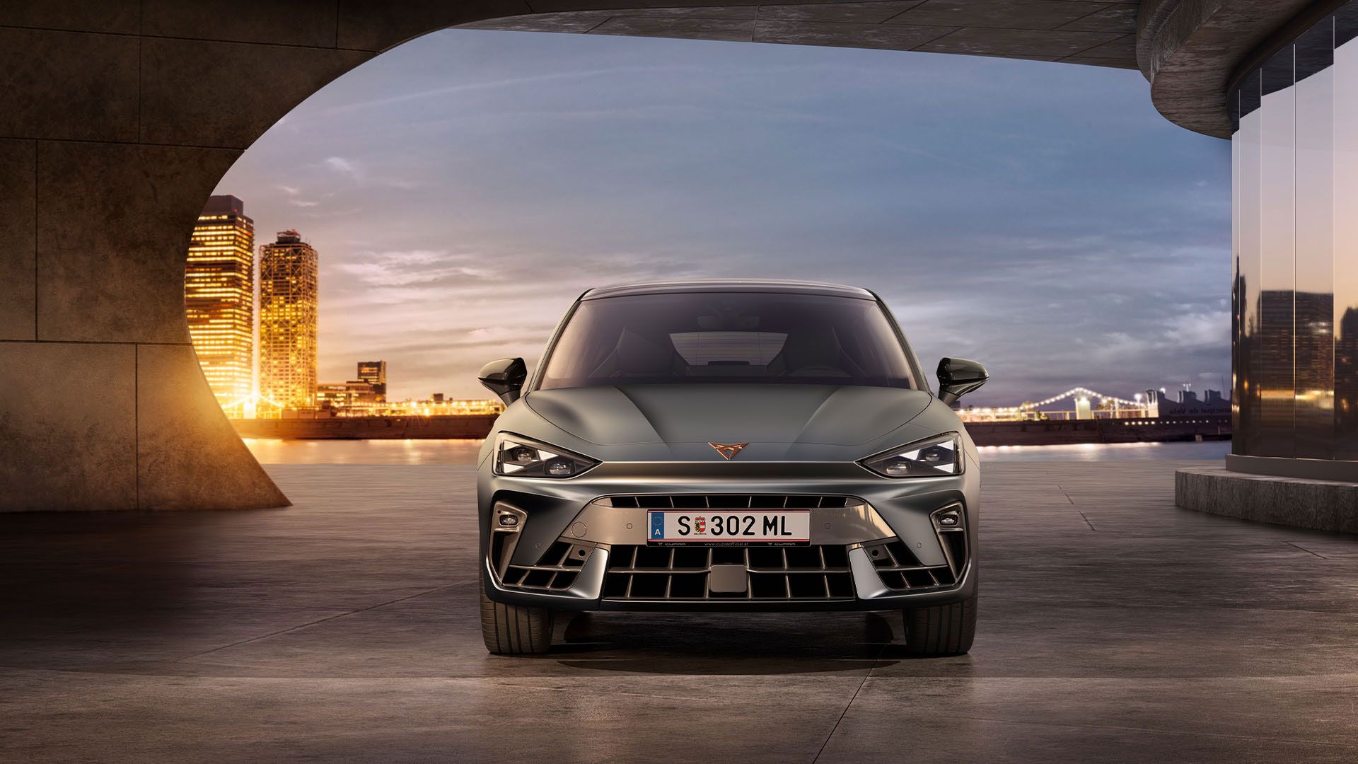 Frontansicht eines grauen CUPRA Leon in einem modernen Parkhaus.