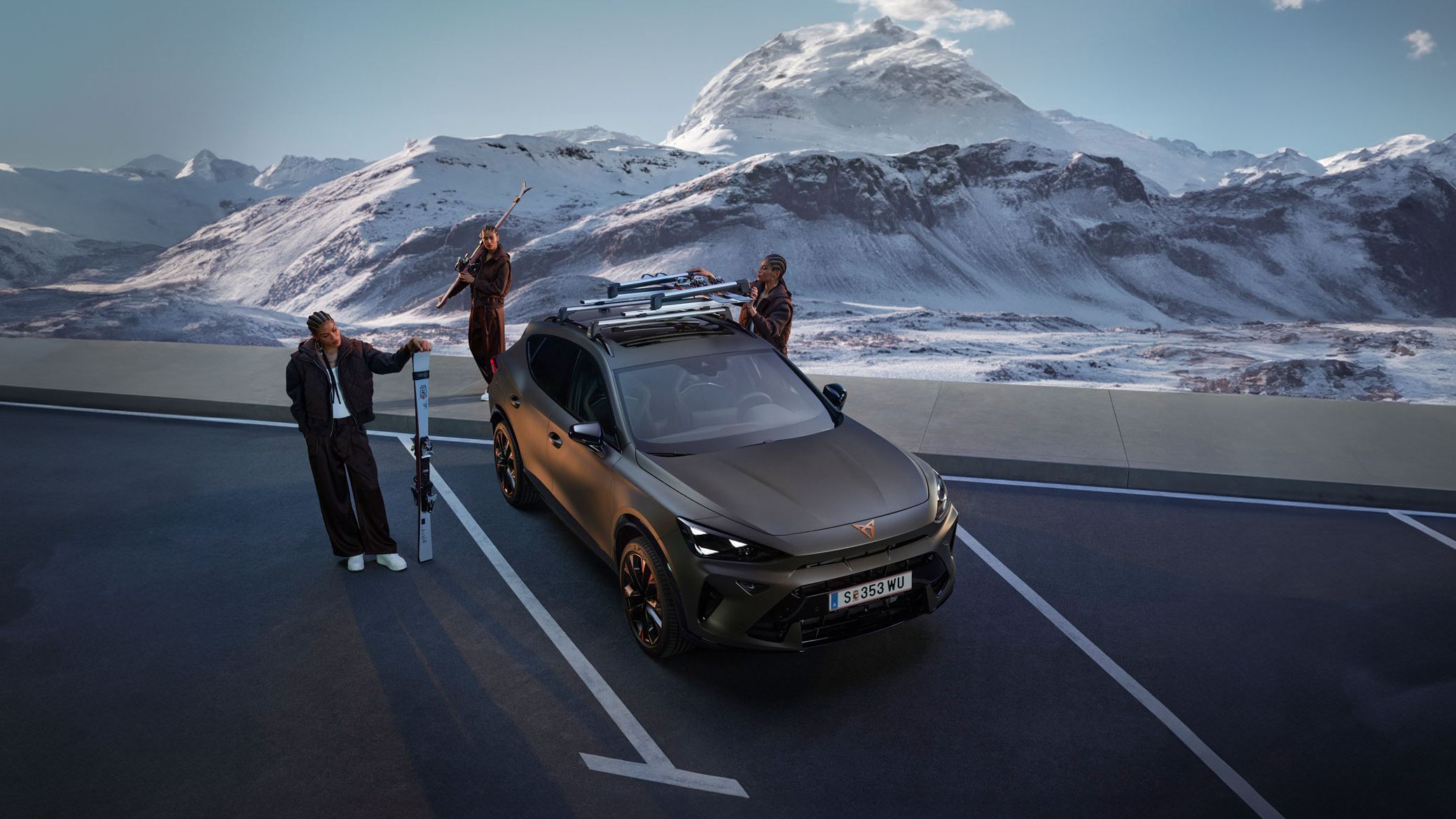 Ein CUPRA Formentor mit Dachträger parkt auf einem Parkplatz in den Bergen. Drei junge Leute mit Skiern stehen um das Fahrzeug herum.