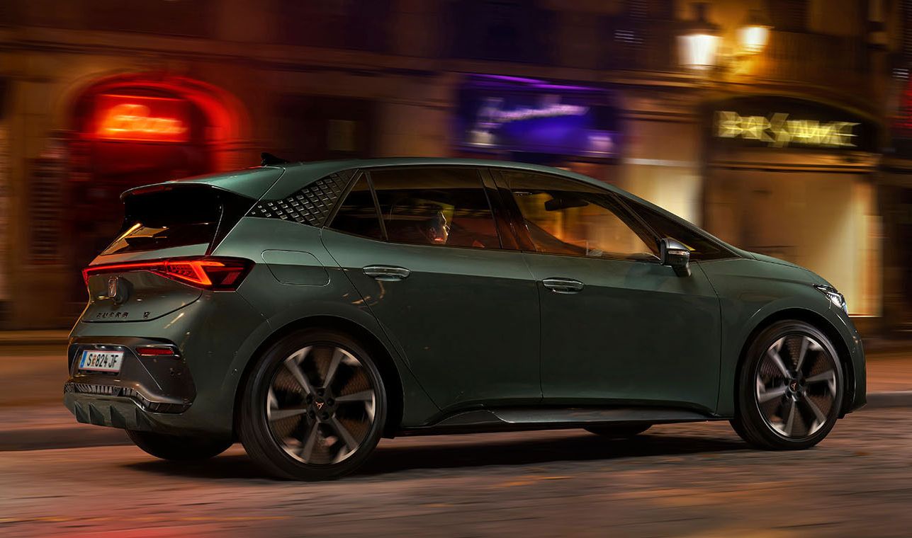 Fahraufnahme eines grünen CUPRA Born.