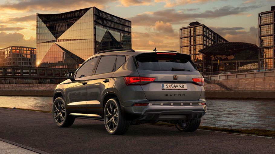 Heckansicht des CUPRA Ateca SUVs bei Sonnenuntergang, mit Fokus auf den neuen, niedrigeren Frontgrill mit Luftkappen und den neuen Heckdiffusor, die beide das äußere Design verstärken und die Aerodynamik optimieren.