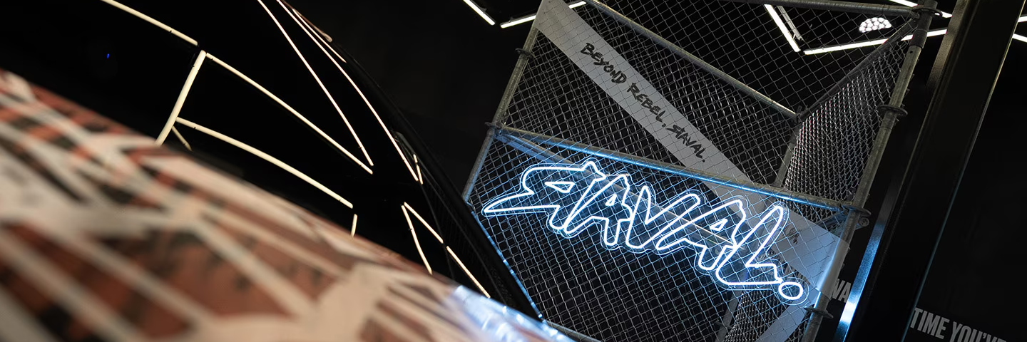 Dach vom Raval mit leuchtendem Raval Logo im Hintergrund