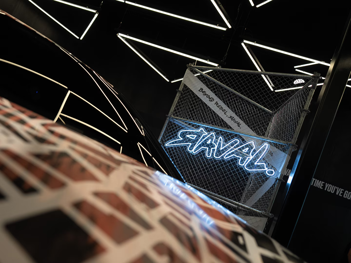 Dach vom Raval mit leuchtendem Raval Logo im Hintergrund