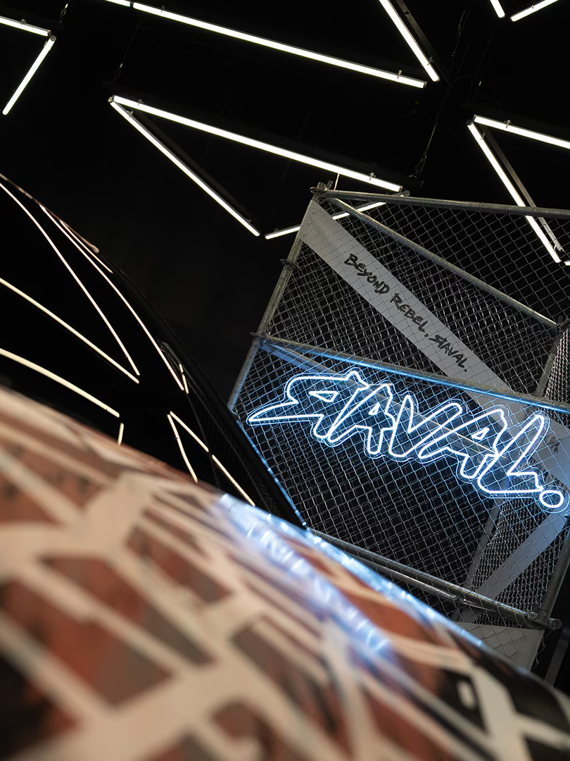 Dach vom Raval mit leuchtendem Raval Logo im Hintergrund