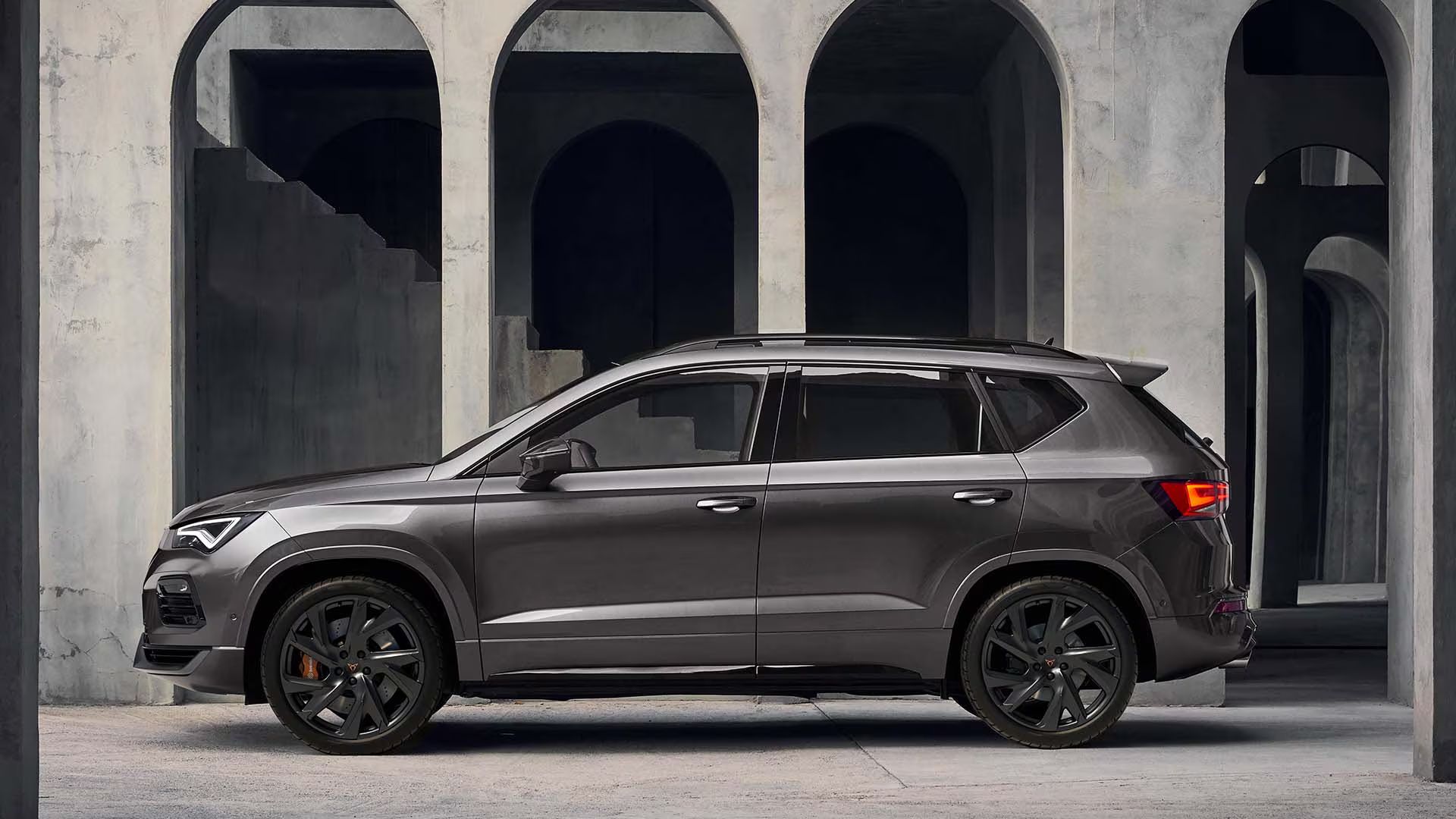 Seitenansicht des CUPRA Ateca, mit Fokus auf den 300-PS-Motor des Fahrzeugs.