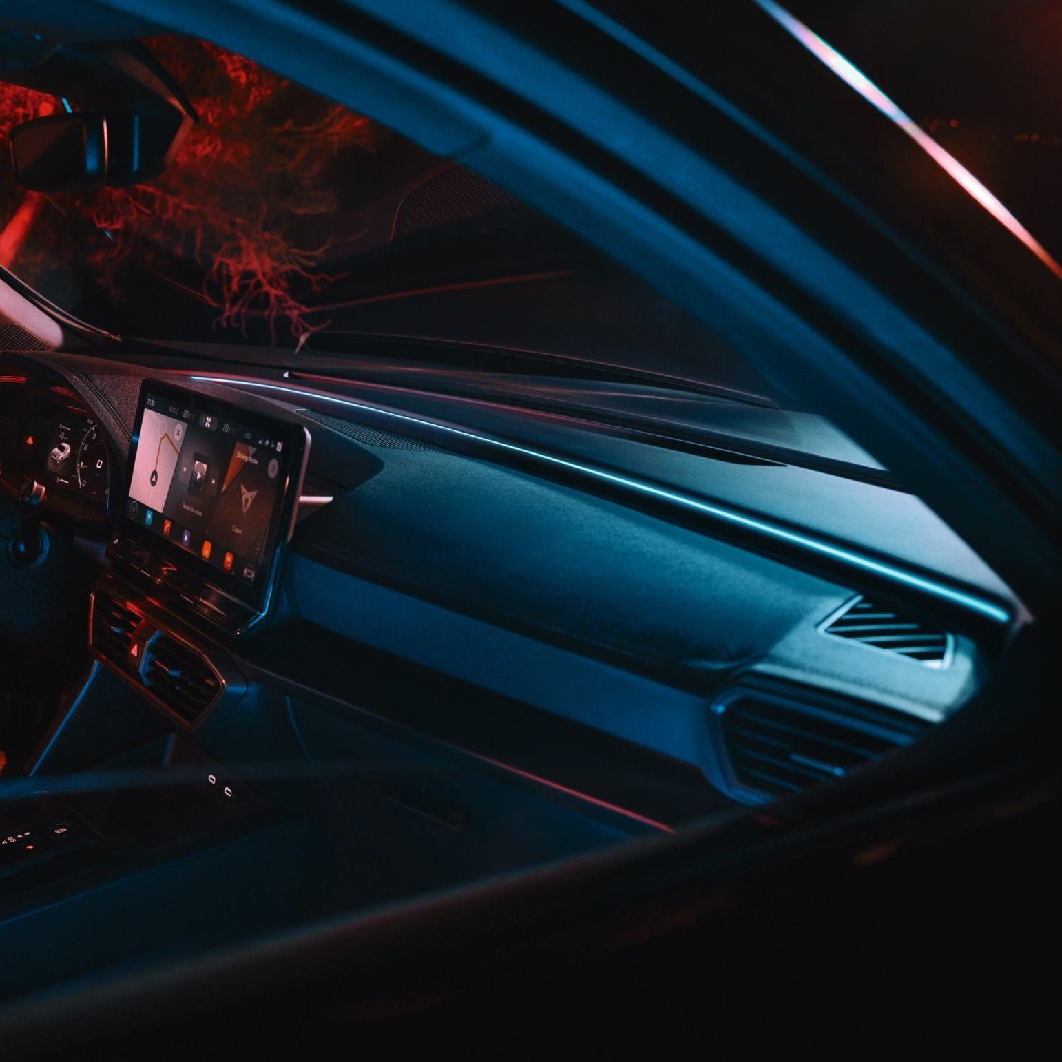 Frau im Auto hinter Lenkrad