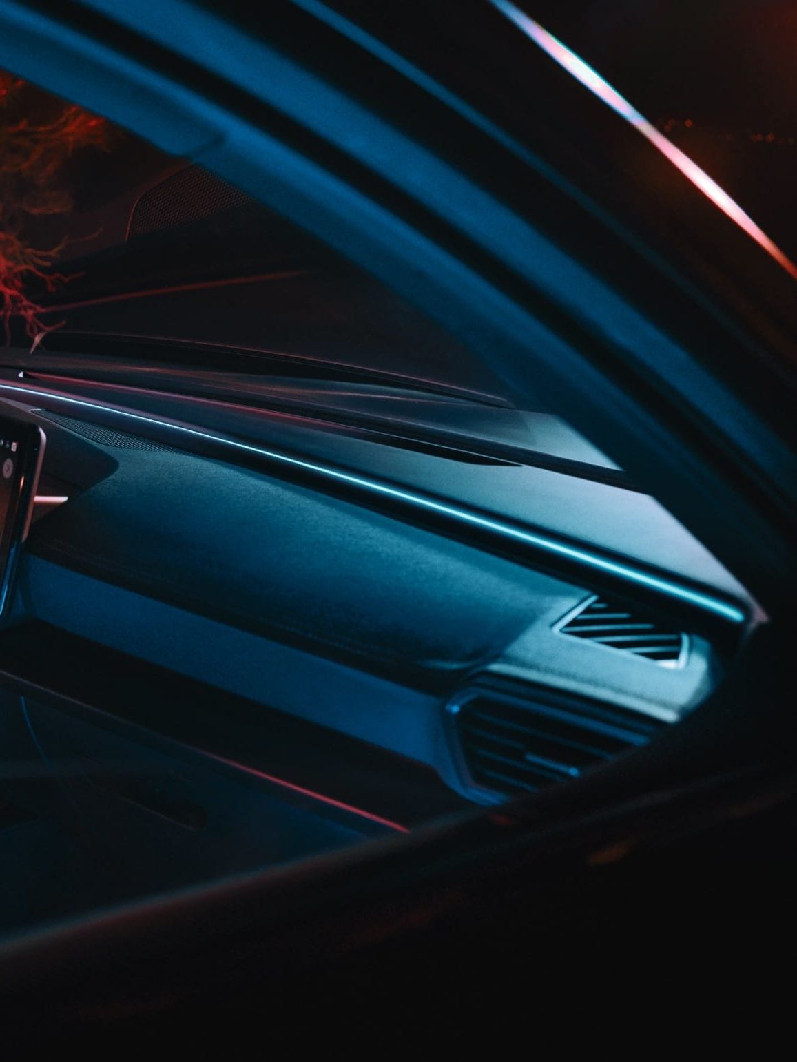 Frau im Auto hinter Lenkrad