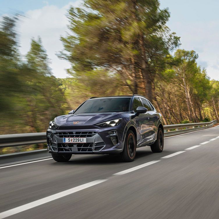 Frontansicht eines CUPRA Terramar in voller Fahrt auf einer Landstraße.