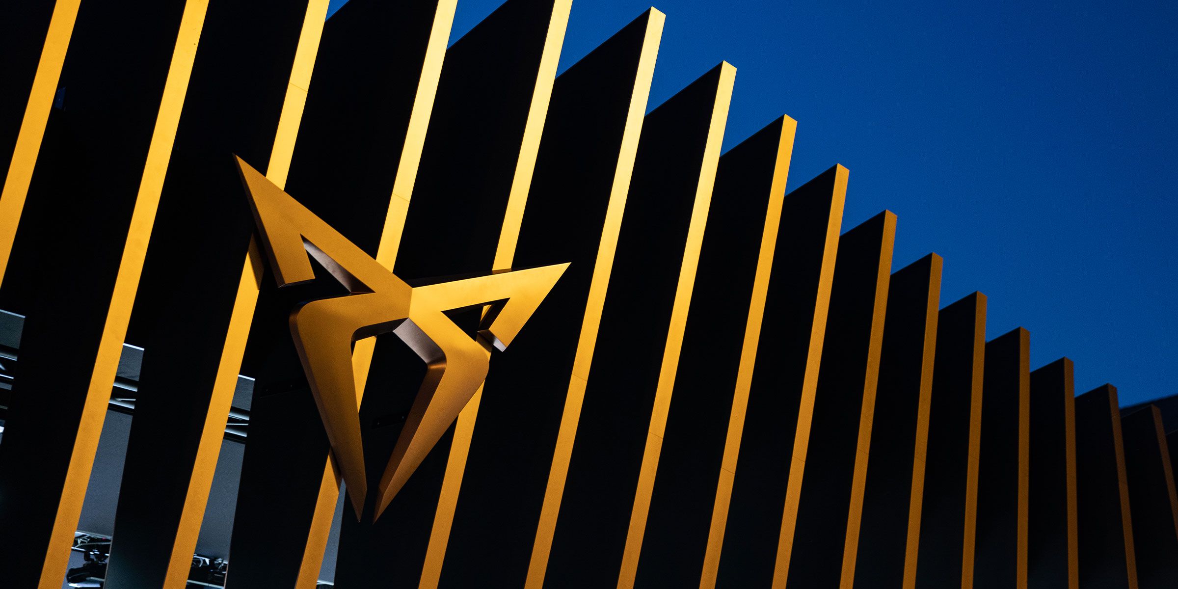 Das kupferfarbene CUPRA Logo.