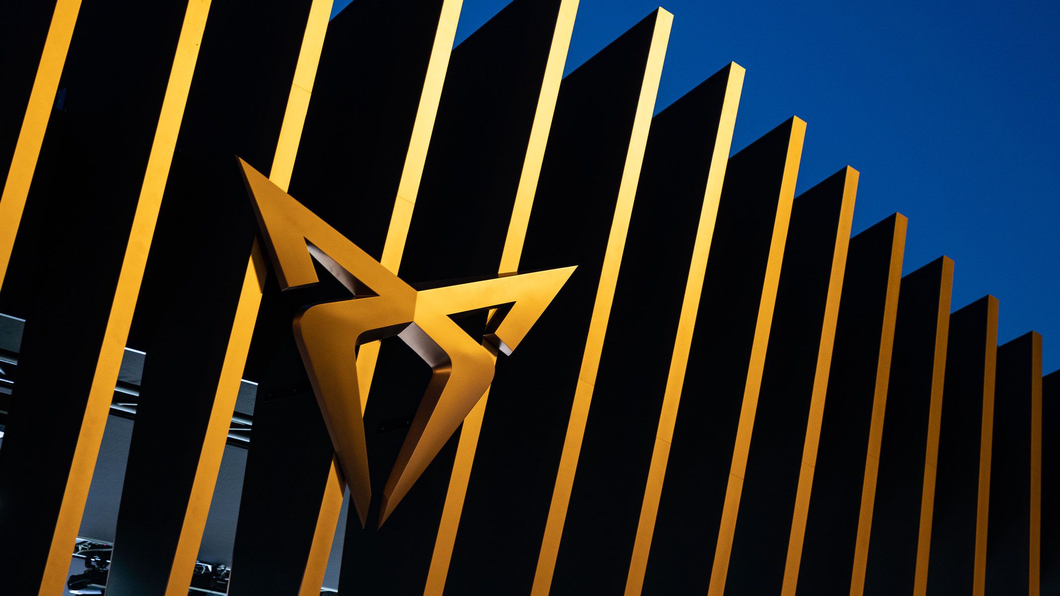 Das kupferfarbene CUPRA Logo.