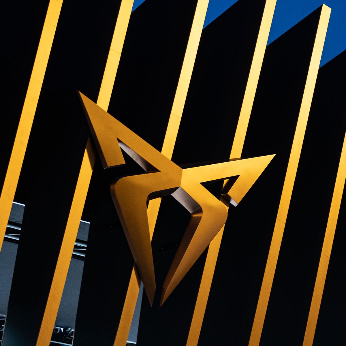 Das kupferfarbene CUPRA Logo.