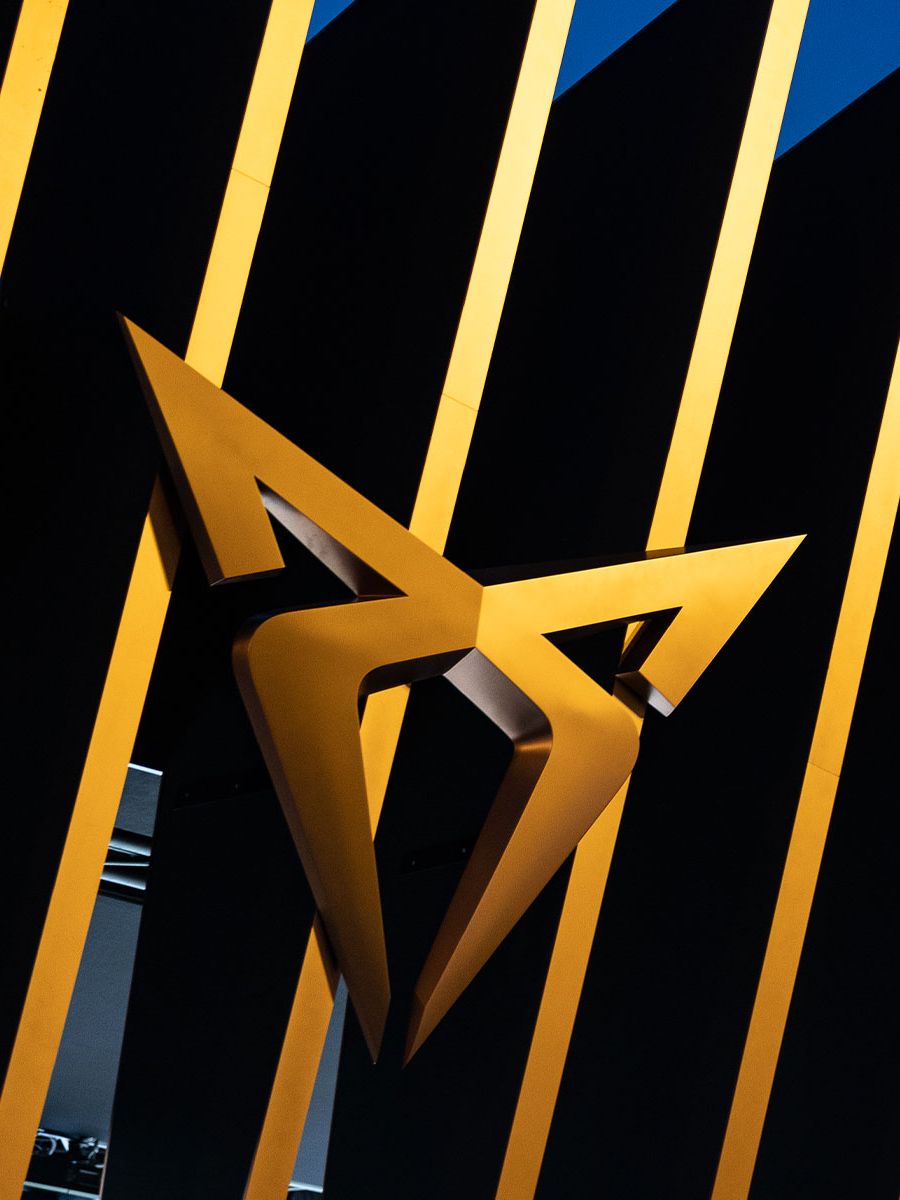 Das kupferfarbene CUPRA Logo.