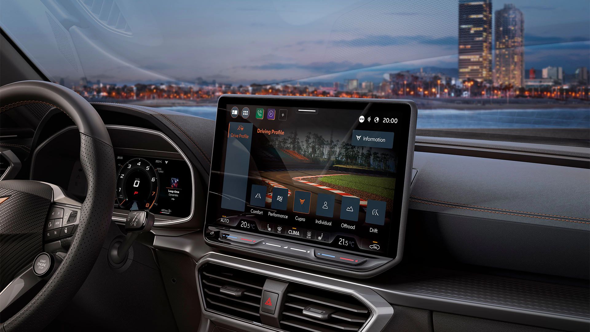 Das Bild zeigt das Cockpit eines CUPRA Formentor, einschließlich des Lenkrads und eines großen Touchscreens auf dem Armaturenbrett. Der Touchscreen zeigt eine Navigationsansicht und Fahrzeugsteuerungsfunktionen. Im Hintergrund ist eine Stadtlandschaft bei Abenddämmerung zu sehen.