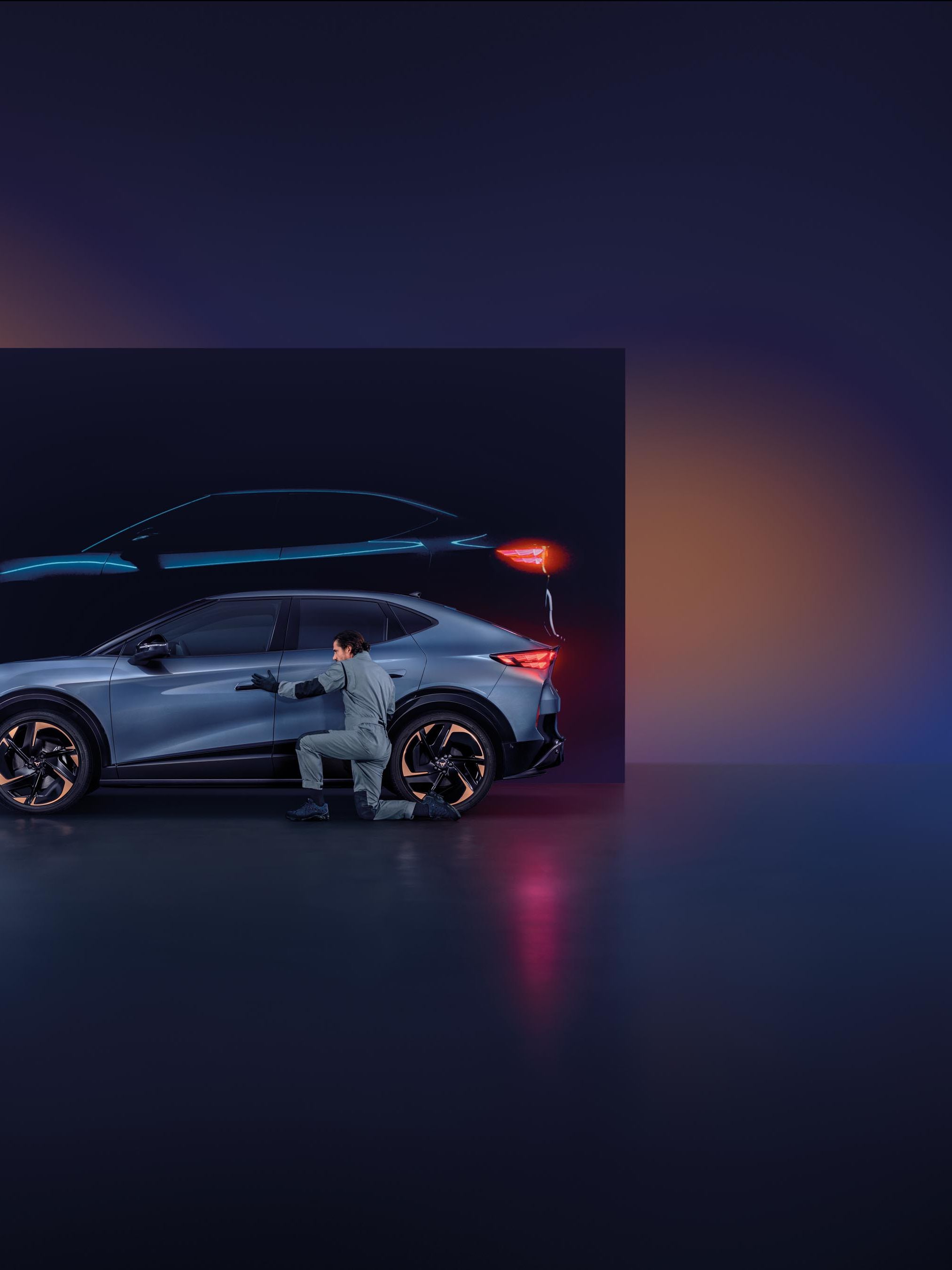 Ein CUPRA Mechaniker prüft den Lack eines CUPRA Tavascan.