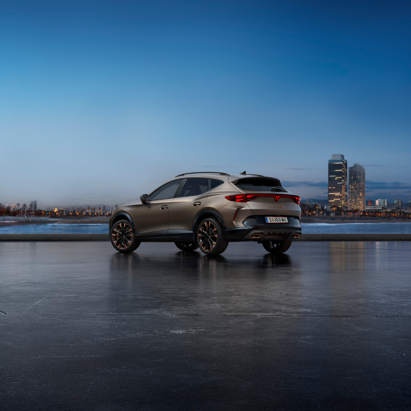Seitliche Heckansicht eines grauen CUPRA Formentor vor der Skyline einer Stadt.