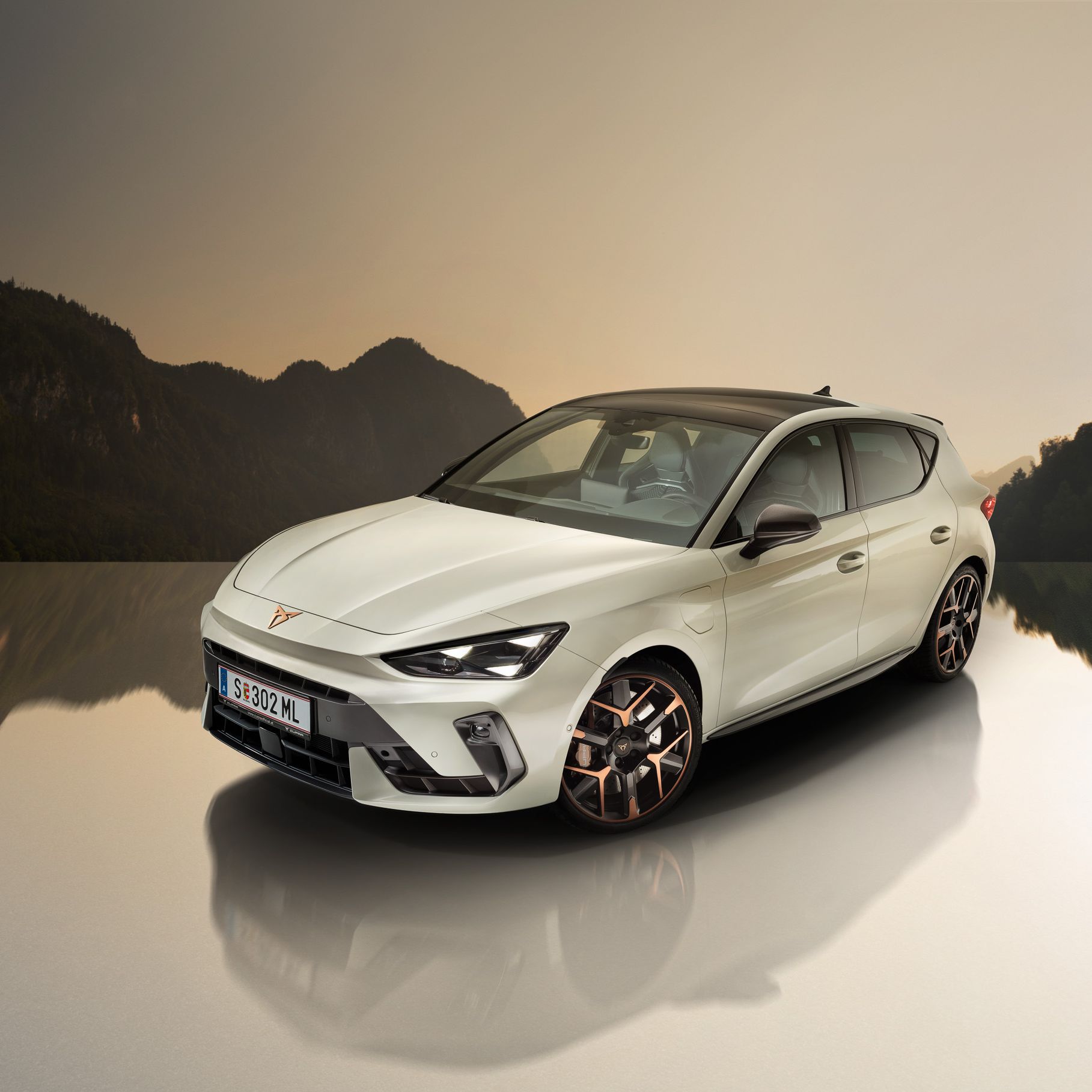 Der CUPRA Leon vor einer Bergkulisse.