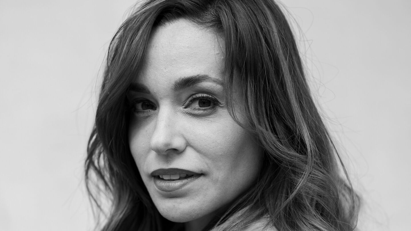 Andrea Schlager Gesicht in schwarz weiß Aufnahme.