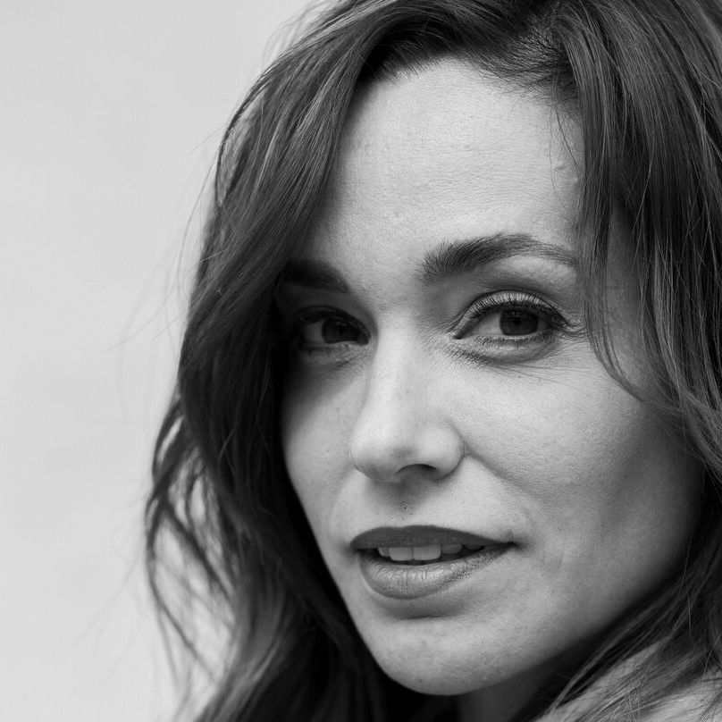 Andrea Schlager Gesicht in schwarz weiß Aufnahme.